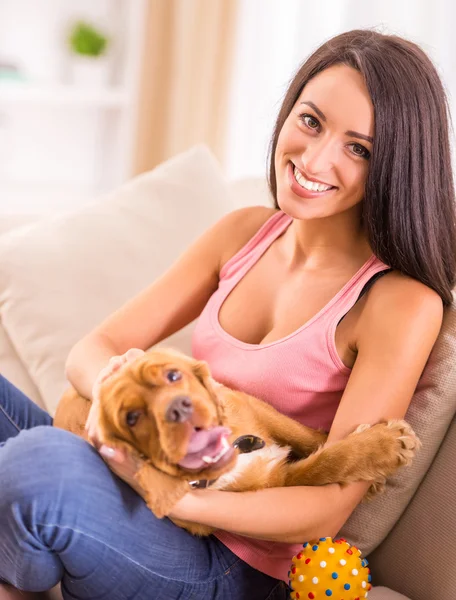 Vrouw en hond — Stockfoto