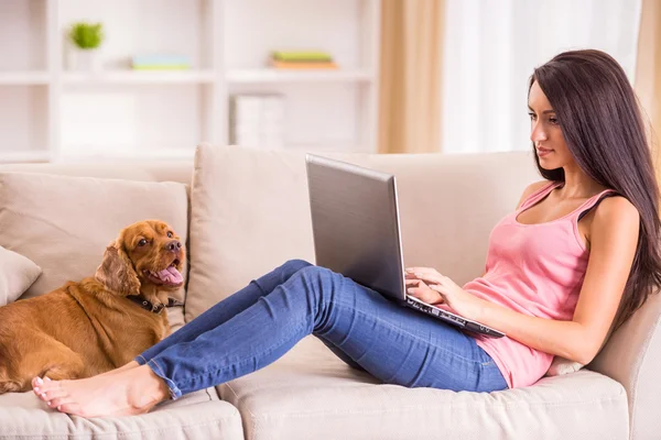 Mujer con perro — Foto de Stock