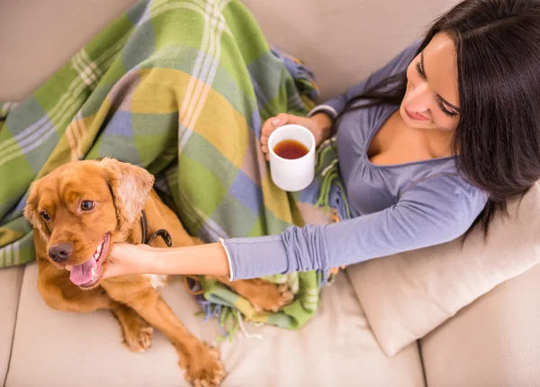 Vrouw met hond — Stockfoto