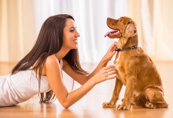 Kvinna med hund — Stockfoto