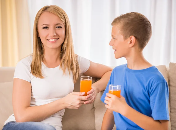 Familie zu Hause — Stockfoto