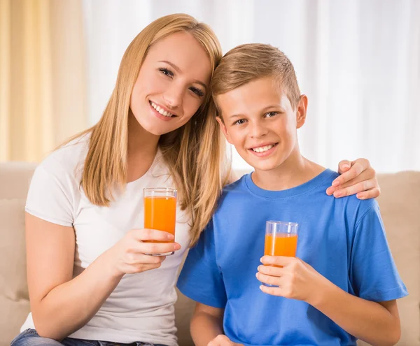 Familie zu Hause — Stockfoto