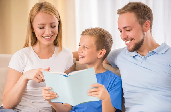 Familie zu Hause — Stockfoto