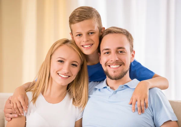 Familia en casa —  Fotos de Stock