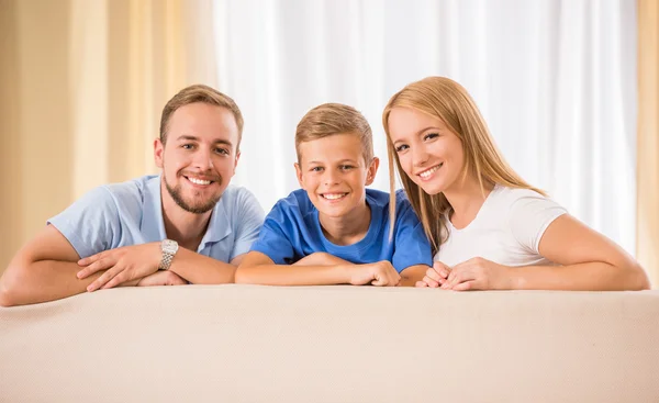 Familj hemma — Stockfoto