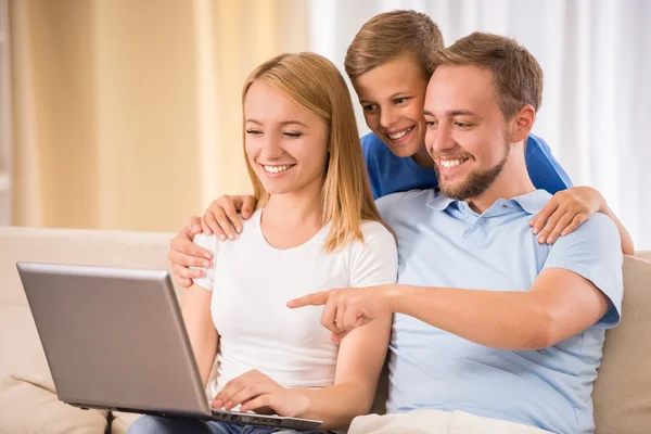 Famille à la maison — Photo