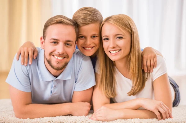 Familie zu Hause — Stockfoto