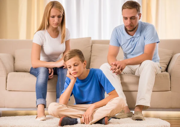 Familie zu Hause — Stockfoto