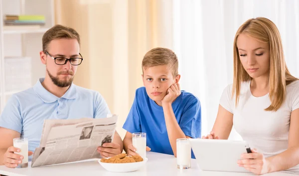 Familia en casa —  Fotos de Stock