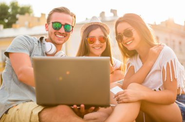 Arkadaşlar. Açık.