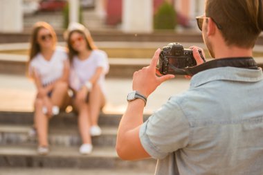 Arkadaşlar. Açık.