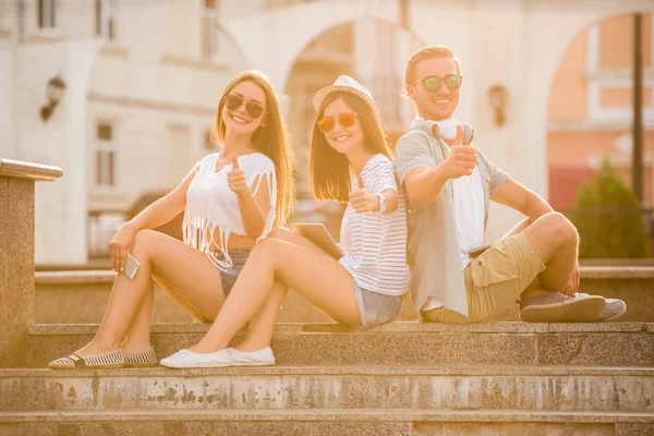 Vänner. Utomhus. — Stockfoto