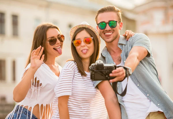 Freunde. Außenbereich. — Stockfoto