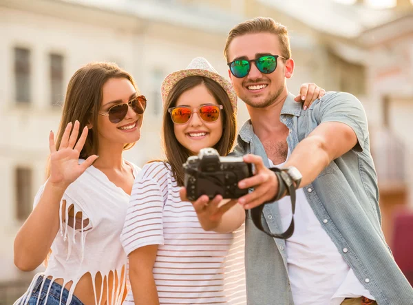 Freunde. Außenbereich. — Stockfoto