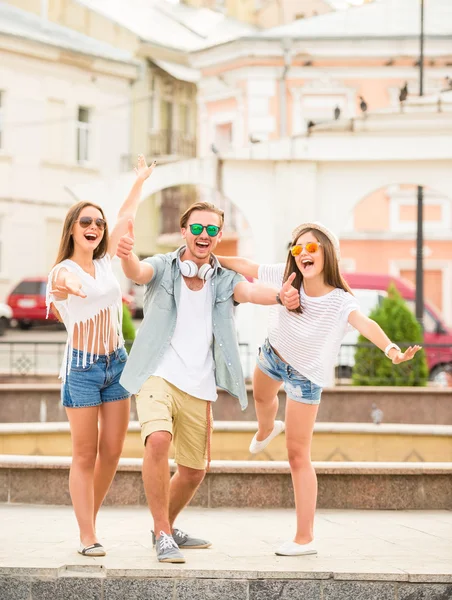 Freunde. Außenbereich. — Stockfoto