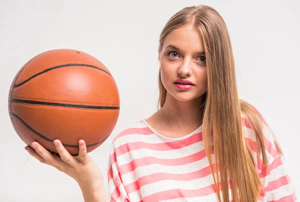 Mladá dívka s basketbalem — Stock fotografie