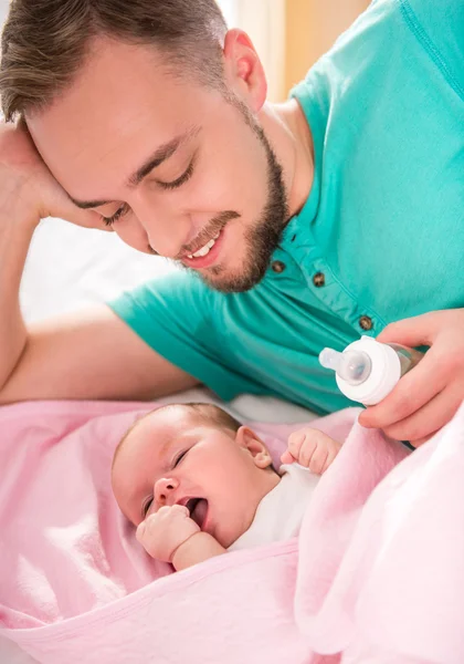 Pai e bebê — Fotografia de Stock