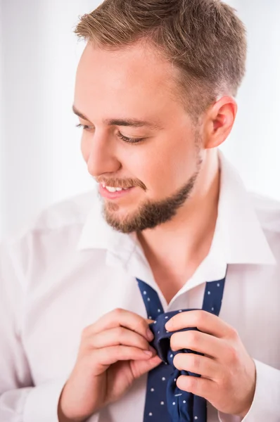 Geschäftsmann zieht sich zur Arbeit an — Stockfoto