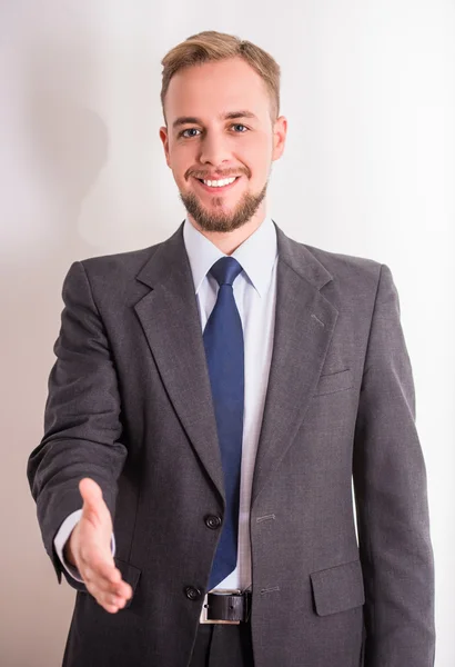 Portret van een jonge vrolijke zakenman — Stockfoto