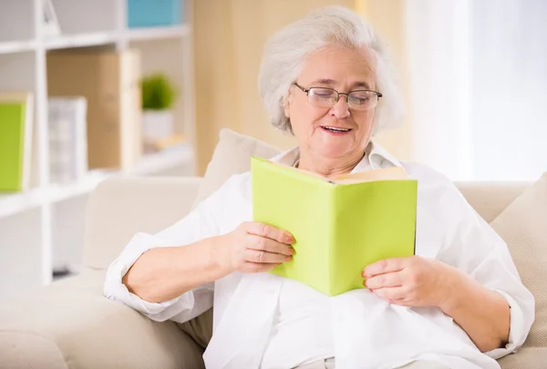 Retrato de mujer mayor — Foto de Stock