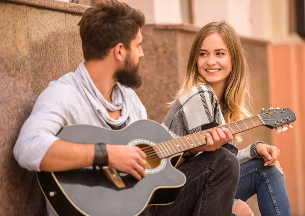 Bir gitar ile Çift — Stok fotoğraf