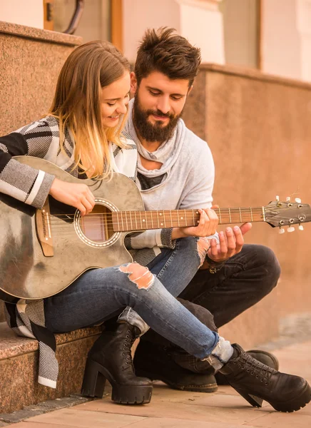 Couple avec une guitare — Photo