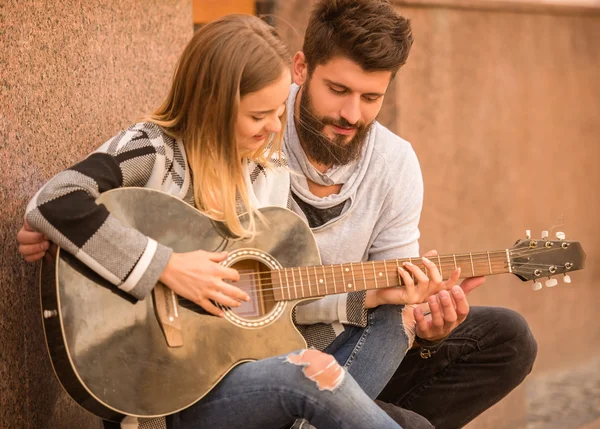 Couple avec une guitare — Photo