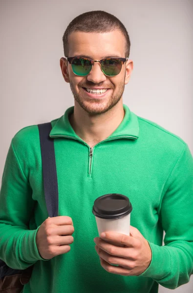 Mann trinkt Kaffee — Stockfoto