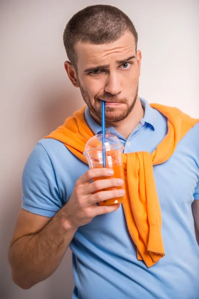 Uomo che beve succo — Foto Stock