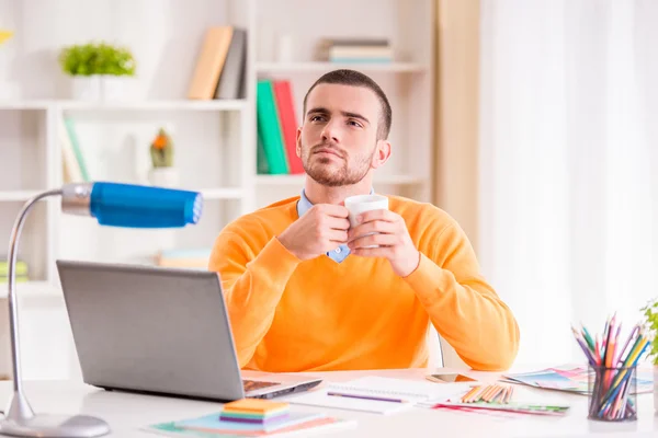 Lavoro d'ufficio maschile — Foto Stock