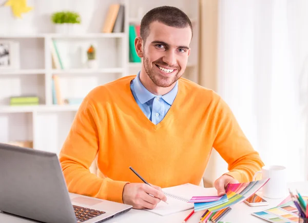 Lavoro d'ufficio maschile — Foto Stock