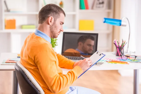 Lavoro d'ufficio maschile — Foto Stock