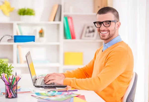 Trabajo de oficina masculino —  Fotos de Stock