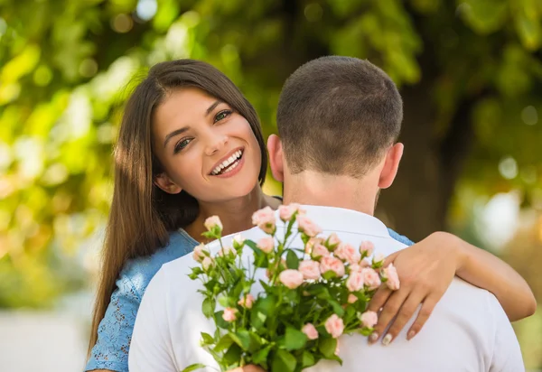 Pareja cariñosa en una cita — Foto de Stock