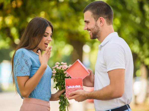 Liefdevol koppel op een date — Stockfoto