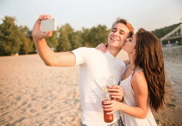 Pareja cariñosa en una cita — Foto de Stock