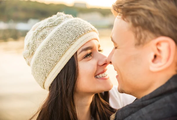 Couple aimant sur une date — Photo