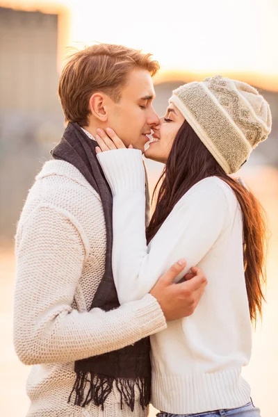 Couple aimant sur une date — Photo