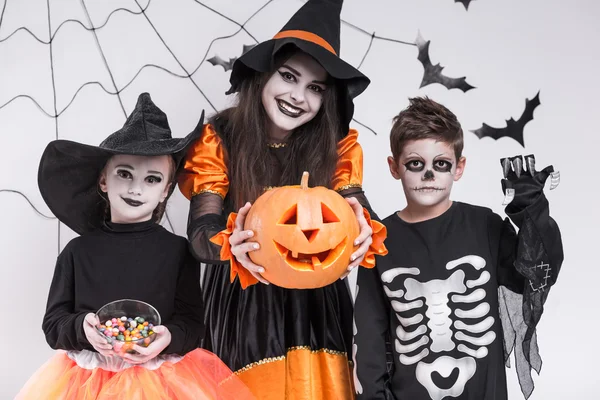 I bambini celebrano Halloween — Foto Stock