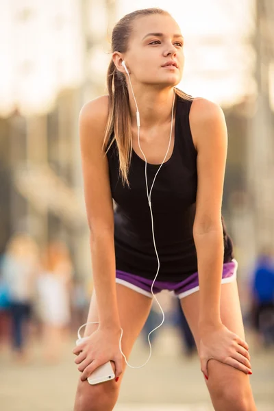 Chica corriendo ciudad —  Fotos de Stock