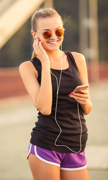 Chica corriendo ciudad —  Fotos de Stock