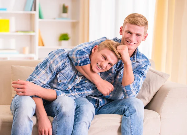 Two twin boys — Stock Photo, Image