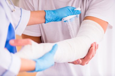 Doktor erkekte yaralanma