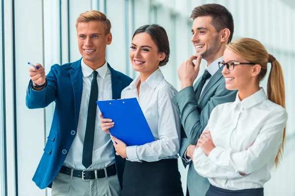 Gente de negocios en la oficina —  Fotos de Stock