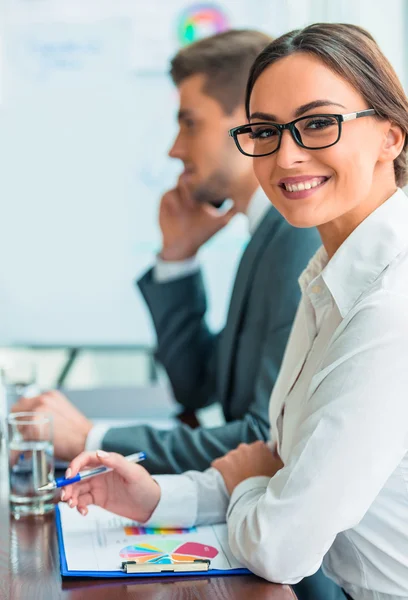 Gente de negocios en la oficina — Foto de Stock