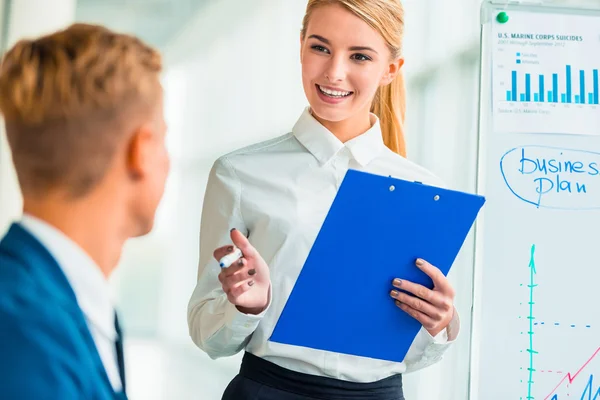 Gente de negocios en la oficina — Foto de Stock