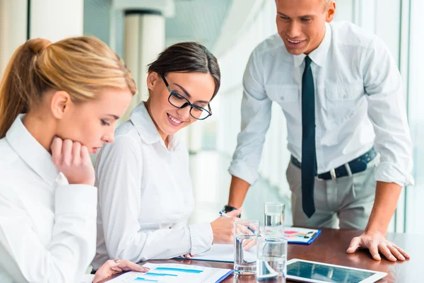 Gente de negocios en la oficina — Foto de Stock