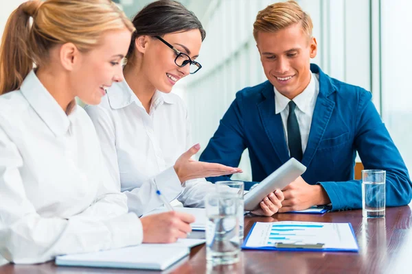 Gente de negocios en la oficina — Foto de Stock