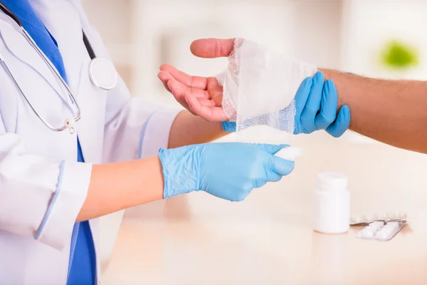 Doktor erkekte yaralanma