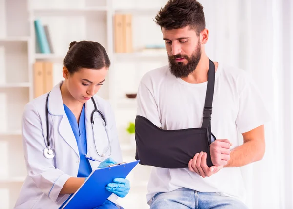 Lesión hombre en médico — Foto de Stock